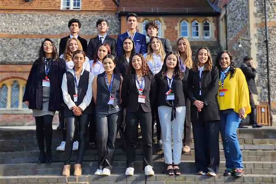 Estudiantes de PrepaTec en la competencia internacional de Oxford en Bradfield College