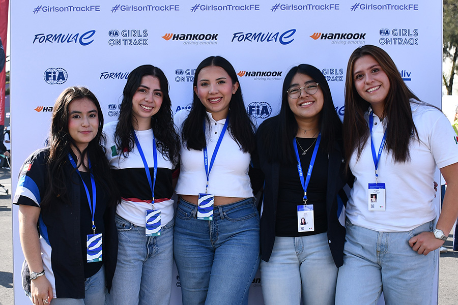 Alumnas del Tec campus Estado de México y miembros de TM Racing que participaron en Girls on Track.
