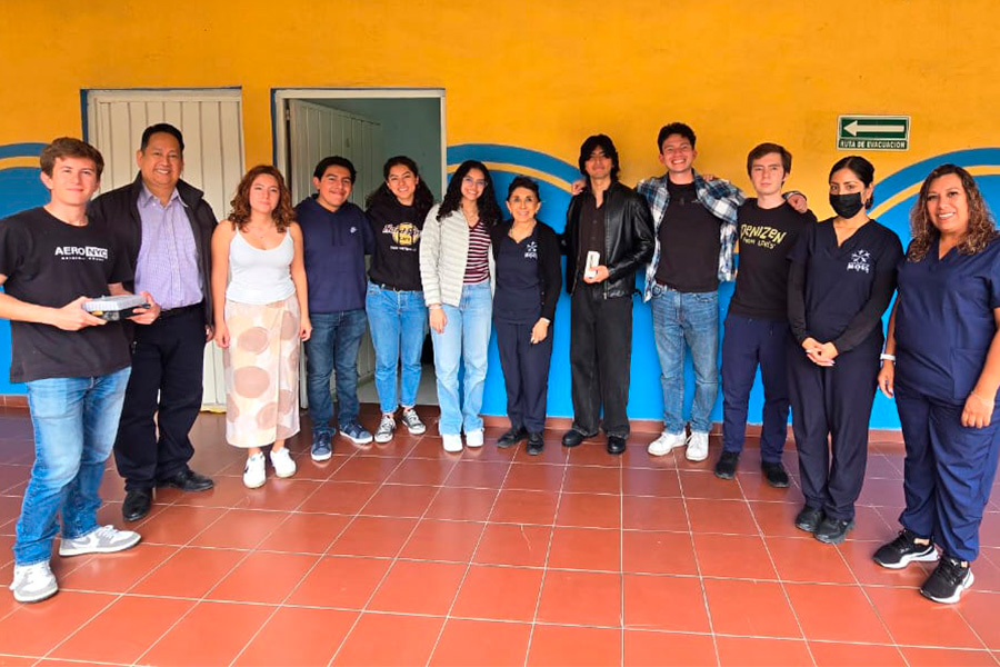 Estudiantes de Ingeniería Mecatrónica con miembros de la Comunidad MOSS IAP.