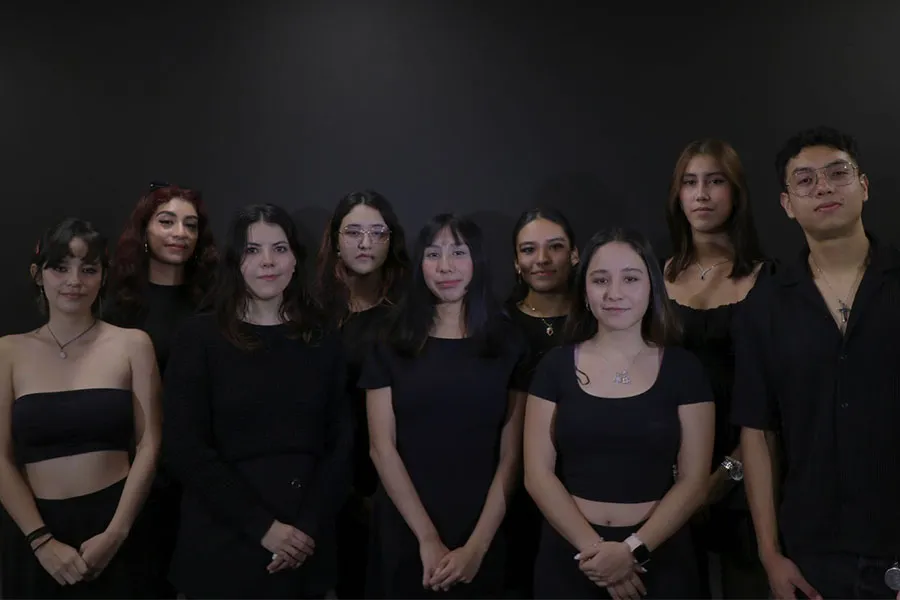 Estudiantes del Tec campus Estado de M&eacute;xico que participaron en el Design Week M&eacute;xico 2024 en el foro In&eacute;dito.