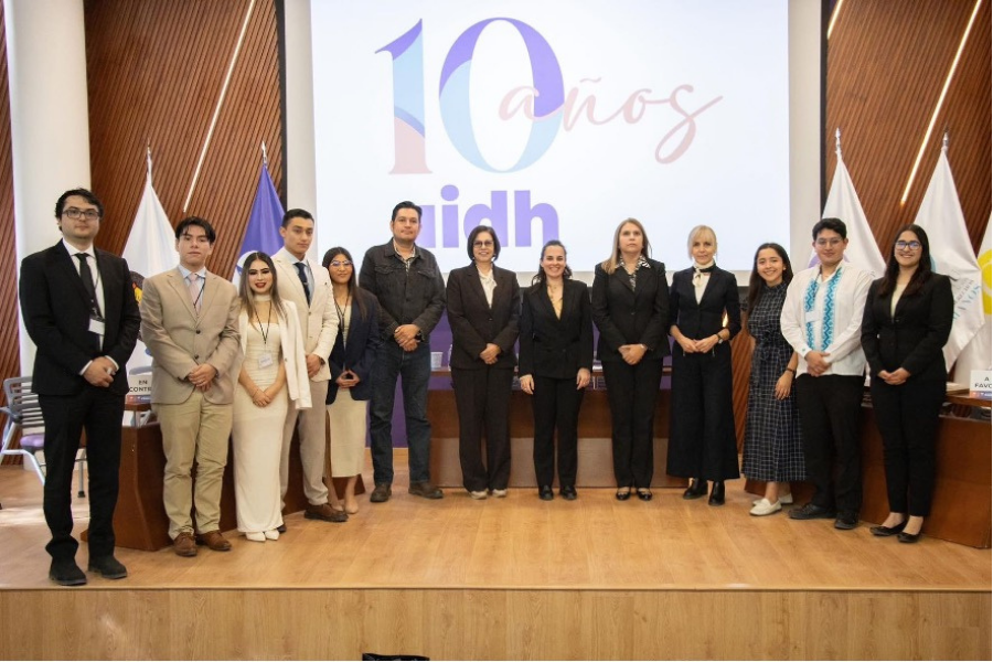 Milka Bustos y Luis Hern&aacute;ndez posan junto a otros concursantes durante la Competencia Interamericana de Debate sobre Derechos Humanos.