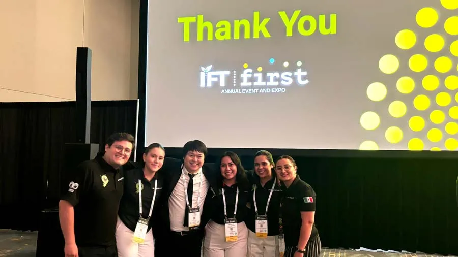 Alumnos miembros del equipo despu&eacute;s de la premiaci&oacute;n