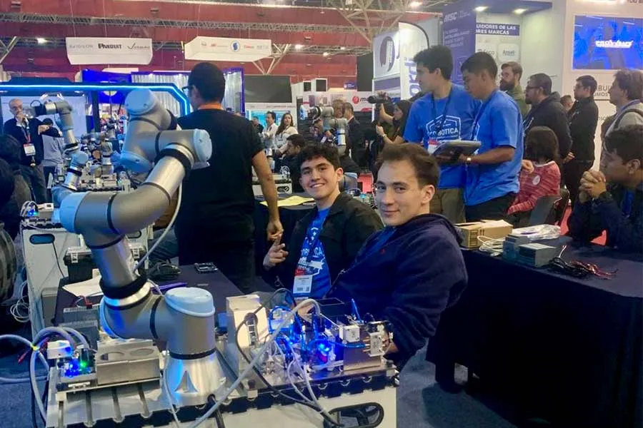 Camilo y Luis en su espacio de trabajo durante la competencia internacional de rob&oacute;tica COB&Oacute;TICA 2025 en Monterrey.