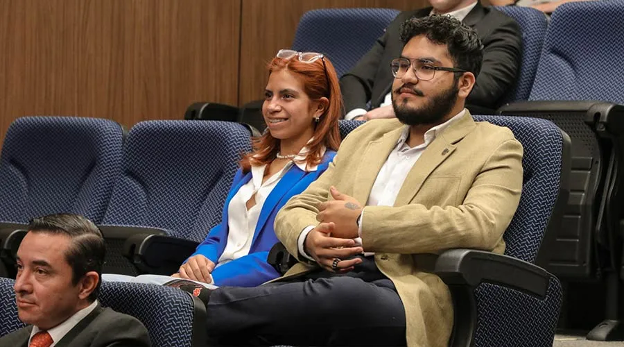 Estudiantes y profesores en Sala de Juicios Orales campus Ciudad de M&eacute;xico