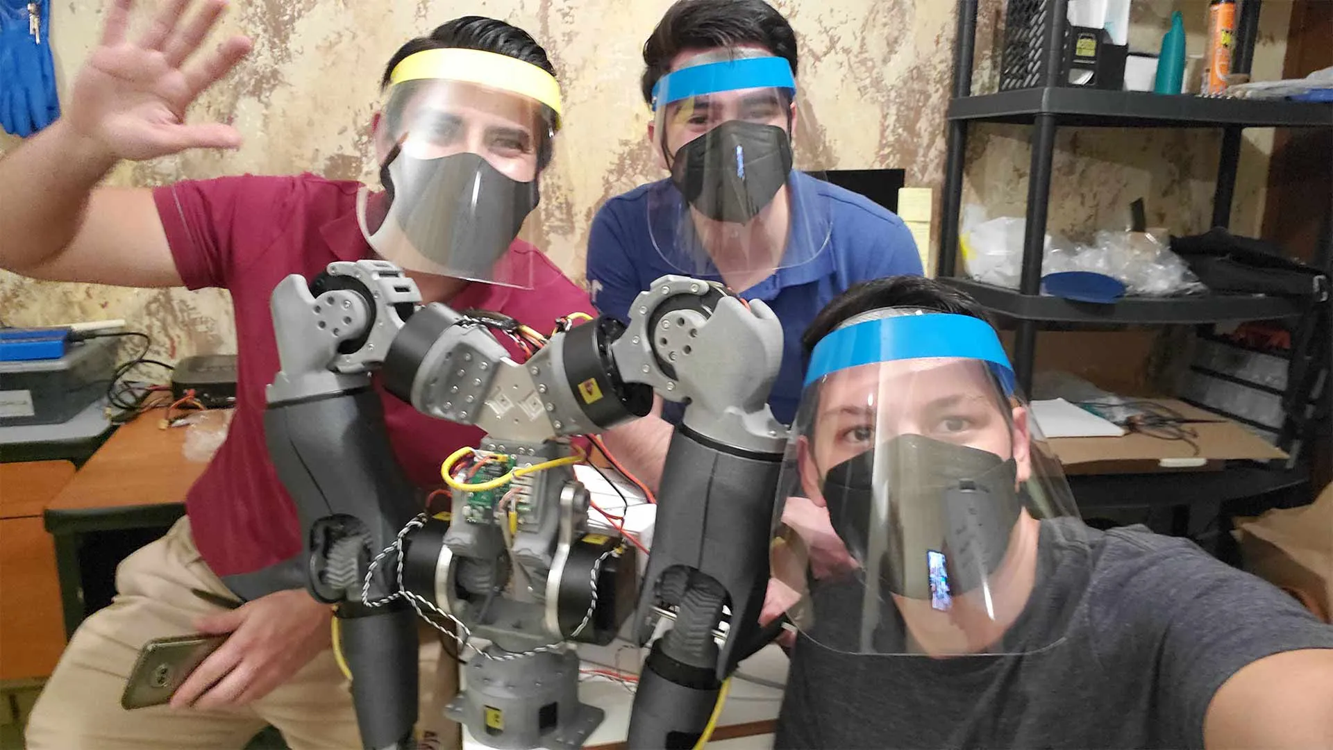 estudiantes desarrollando el robot