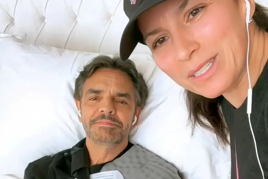 Eugenio Derbez posando en la cama en su transmisi&oacute;n en redes donde habl&oacute; de su accidente.