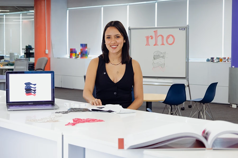 Evelyn Ram&iacute;rez, EXATEC del Tec de Monterrey campus Puebla, muestra su proyecto Rho en un laboratorio, prenda menstrual reutilizable y sostenible reconocida en el James Dyson Award 2025.