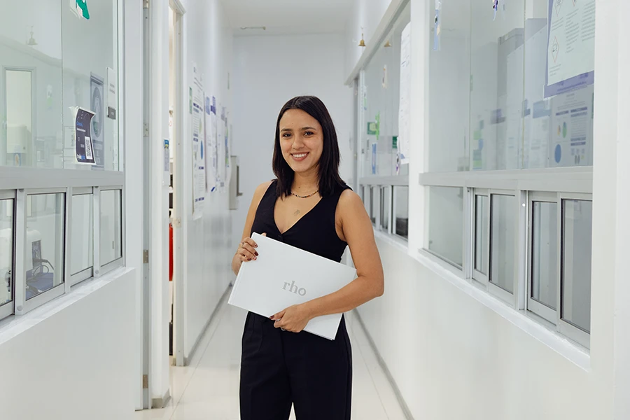 Evelyn Ram&iacute;rez, egresada de Dise&ntilde;o del Tec campus Puebla, sostiene una carpeta con el logotipo de Rho, su proyecto de prenda menstrual reutilizable que obtuvo el subcampeonato nacional en el James Dyson Award.