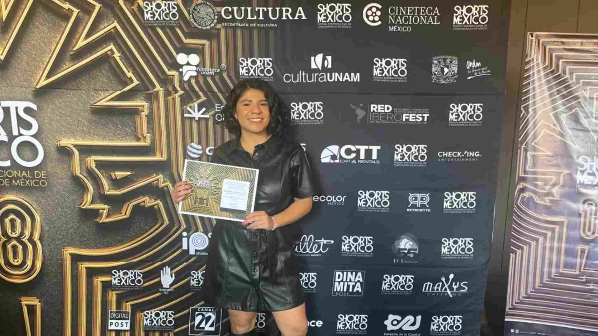 Daniela Garc&iacute;a en la premiaci&oacute;n del festival de cortometrajes