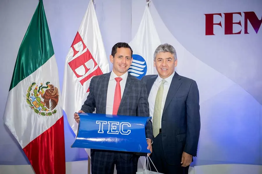 Rodrigo Pacheco y Jos&eacute; Antonio Fern&aacute;ndez durante entrega del Premio Eugenio Garza Sada.