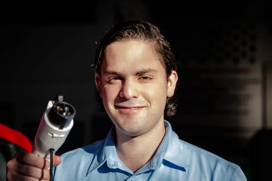 Jos&eacute; Eduardo Villag&oacute;mez fund&oacute; una empresa para convertir autos comunes a el&eacute;ctricos.