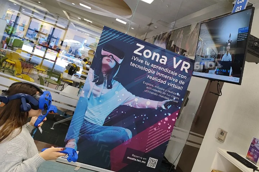 alumna de Santa Fe durante clase de negociaci&oacute;n en VR