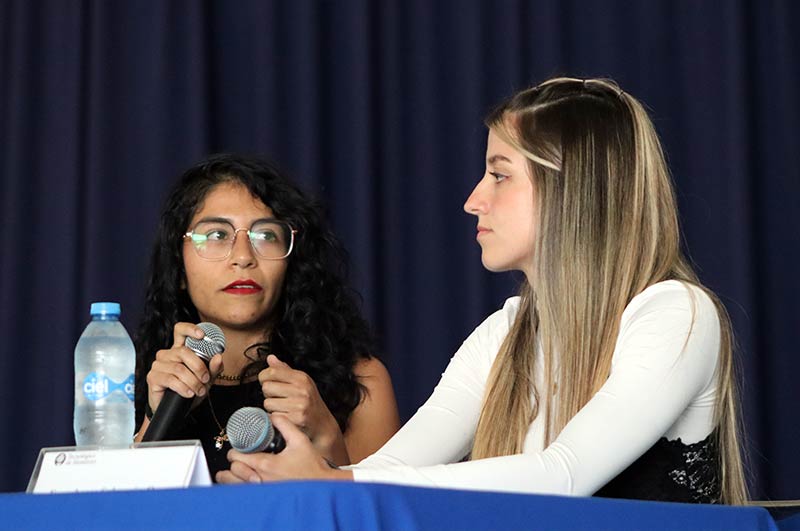  En el marco de la Copa Mundial Femenina de la FIFA 2023, y con el objetivo de visibilizar las brechas de género en el fútbol femenil, el Centro de Escritura organizó un conversatorio con expertas en la temática. El conversatorio realizado el 17 de agosto en el Tec campus Cuernavaca fue nombrado "Australia y Nueva Zelanda 2023: recuperando el balón: Futbol femenil y nuevas perspectivas de género en el deporte mundial". El panel contó con la participación de Paulina Mendoza (licenciada en Filosofía y especialista en fútbol) y Franchesca Salmerón (futbolista y licenciada en Derecho). Luis Adrian Calderón, profesor de la escuela de Humanidades y Educación del campus Cuernavaca, respaldado por sus tres tesis, la más reciente: “Construcción de la violencia en el futbol mexicano: de lo simbólico a lo político”, asumió el rol de moderador durante la sesión. Visibilizando las brechas en el deporte Dentro del espacio se habló del trato de los directivos hacia las jugadoras y la importancia de entender que las necesidades de las jugadoras son diferentes a la de los jugadores hombres. “Es importante trabajar por la equidad deportiva, para que nuestras experiencias mejoren las de otras mujeres y sobre todo, por fortalecer la cultura del deporte femenil”, compartió Francesca. Las expositoras coincidieron a lo largo de la conversación en que existen grandes brechas de género en el fútbol que afectan el rendimiento de las jugadoras en el campo y en su vida diaria. "Hay muchas jugadoras que su salario no es suficiente para vivir”.- Paulina Mendoza "Hay muchas jugadoras que trabajan y entrenan simultáneamente porque su salario no es suficiente para vivir dignamente", enfatizó Paulina Mendoza. Paulina Mendoza expresó que la falta de salarios dignos y facilidades económicas impide a las jugadoras de México dedicarse tiempo completo a su disciplina. Tres maneras en apoyar el futbol femenil por el profesor Luis Adrian Calderón: Consumir fútbol femenil, no solo varonil. Mantenernos al tanto de las no