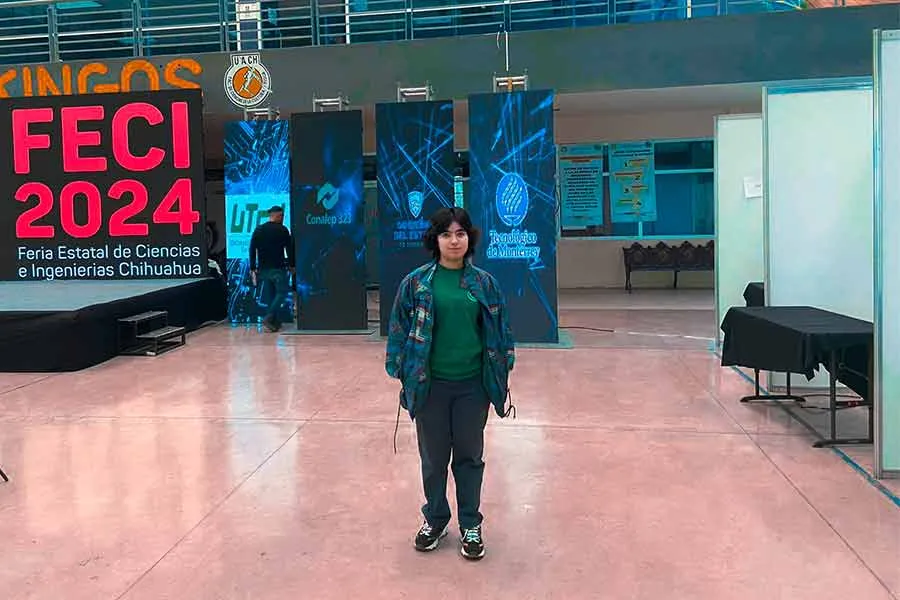 Diana Parra del equipo de PrepaTec explica los factores de riesgo del Alzheimer al p&uacute;blico en la feria cient&iacute;fica.