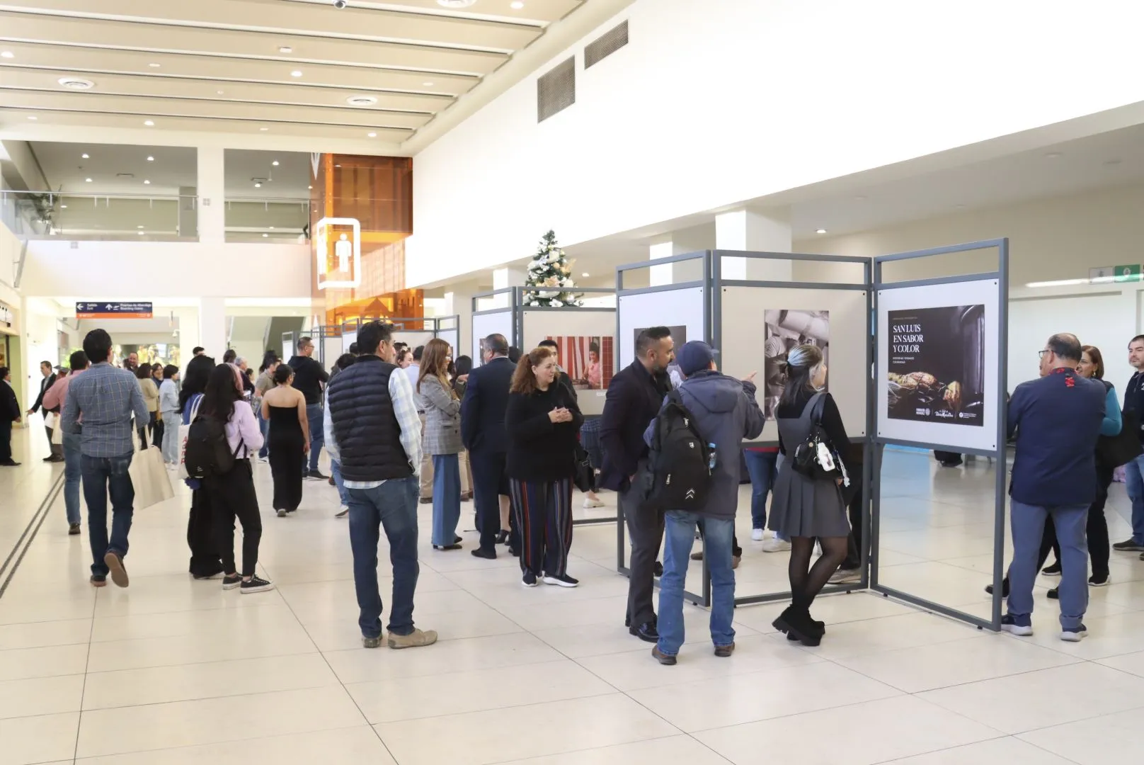estudiantes y visitantes en la exposici&oacute;n 