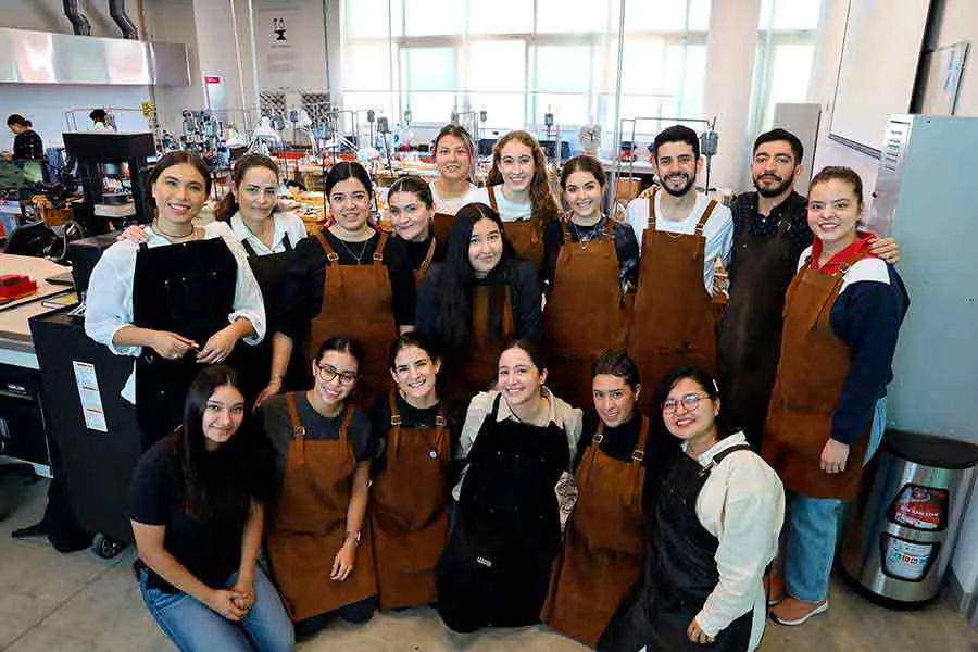 El grupo de estudiantes de dise&ntilde;o que expondr&aacute;n en Mil&aacute;n sus piezas, junto con sus 2 profesores asesores, en el taller de joyer&iacute;a del campus Guadalajara.