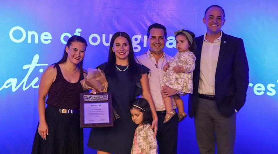 La maestra Fabiola Lima recibi&oacute; el Premio al Profesor Inspirador en el D&iacute;a de las y los Profesores