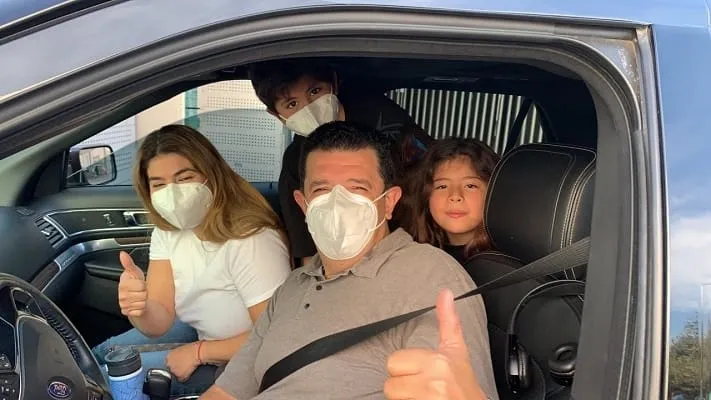 La familia Ballesteros Brust asisti&oacute; a ponerse la vacuna.