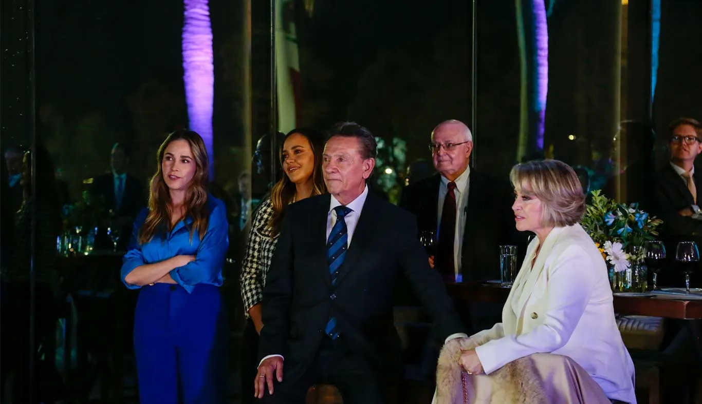 Francisco Javier Buenrostro acompa&ntilde;ado de su familia en la entrega del reconocimiento 