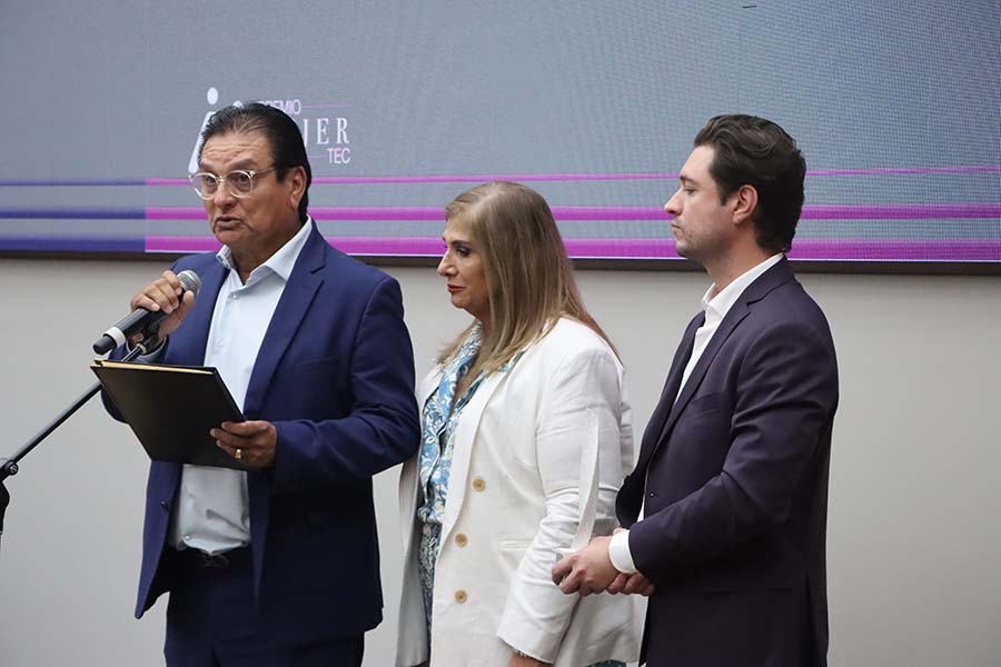 Familiares de Blanca Brambila, ganadora del Premio Mujer Tec, en la ceremonia de premiación.