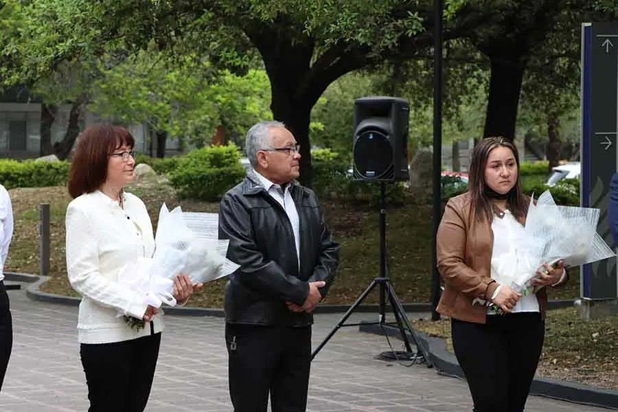 Rosa Elvia Mercado, su esposo Joel Medina, y Reyna Hayd&eacute;e Arredondo Verdugo, en la Guardia de Honor de Jorge y Javier.