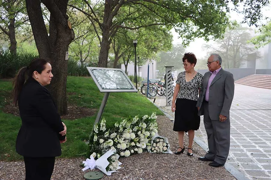Familiares de Jorge y Javier junto a placa en su honor. 