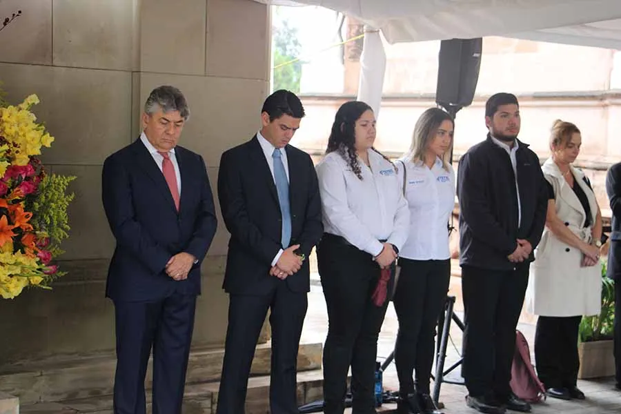 Jos&eacute; Antonio Fern&aacute;ndez, presidente del consejo del Tec de Monterrey, estuvo presente en la Guardia de honor a Don Eugenio Garza Sada y Don Eugenio Garza Lag&uuml;era.