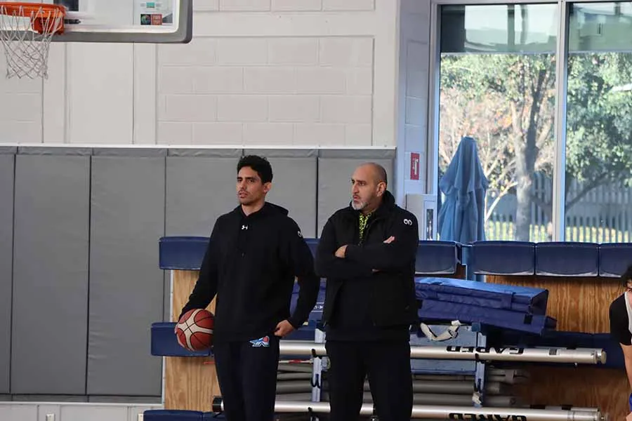 Felipe S&aacute;nchez, entrenador de Borregos Monterrey de basquetbol varonil, junto a sus asistente Paulo Arroyo. 