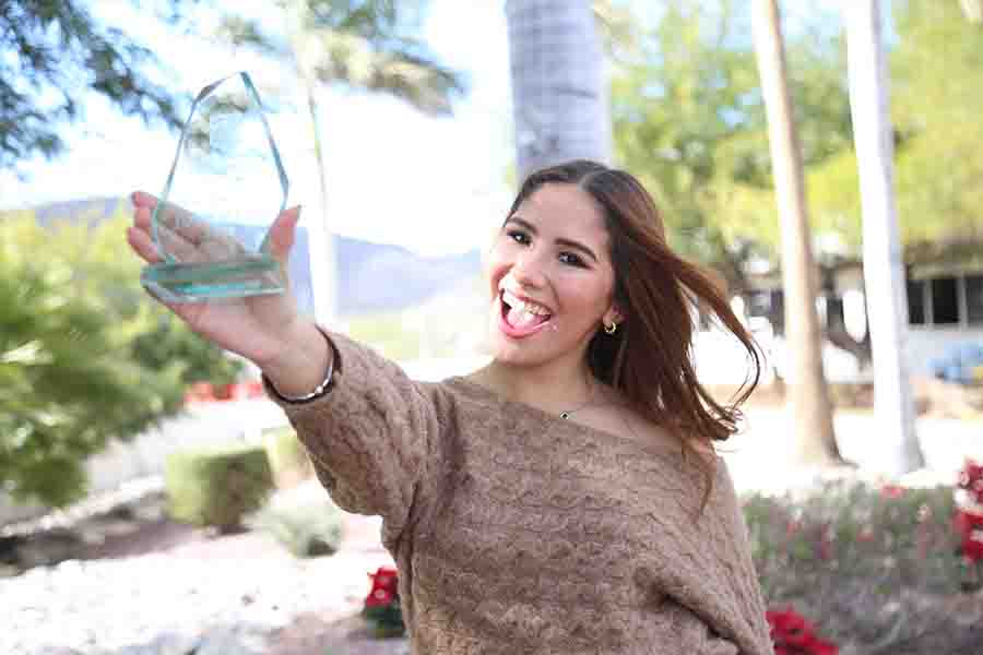 Fernanda Acu&ntilde;a con su premio a la categor&iacute;a liderazgo y contribuci&oacute;n a la cultura pol&iacute;tica y democr&aacute;tica