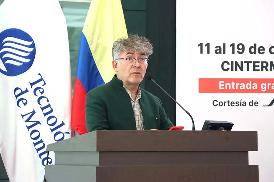 Fernando Garc&iacute;a, embajador de Colombia en M&eacute;xico, en rueda de prensa de la Feria Internacional del Libro Monterrey.