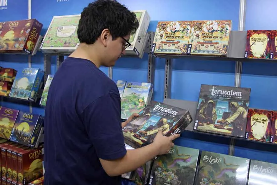 En la FIL Monterrey tambi&eacute;n hay editoriales de juegos de mesa.