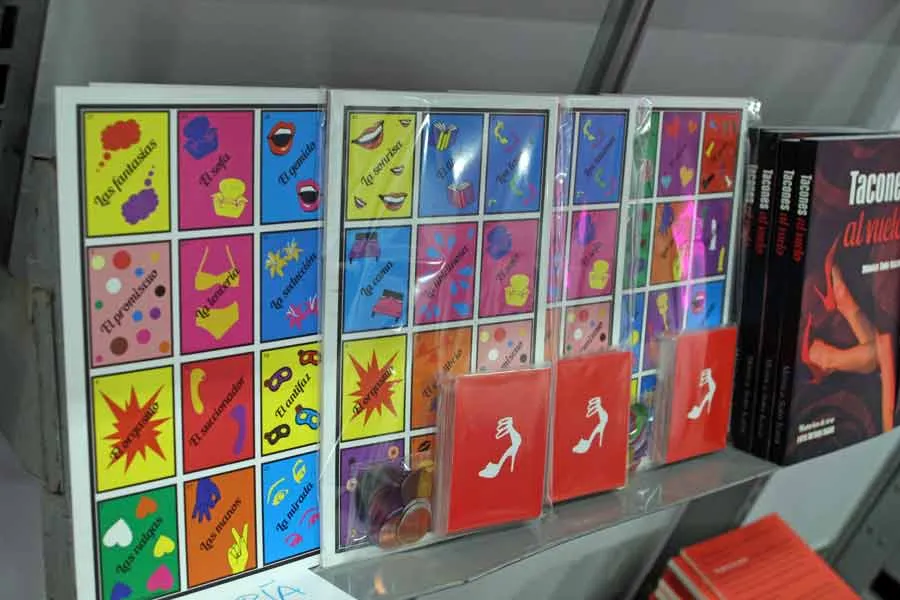 Una loter&iacute;a con tem&aacute;tica er&oacute;tica est&aacute; disponible en un espacio para explorar la sexualidad.