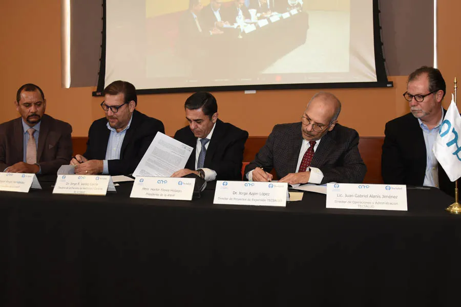 Momento de la firma de convenio entre TecSalud y la Asociaci&oacute;n Nacional de Hospitales Privados.