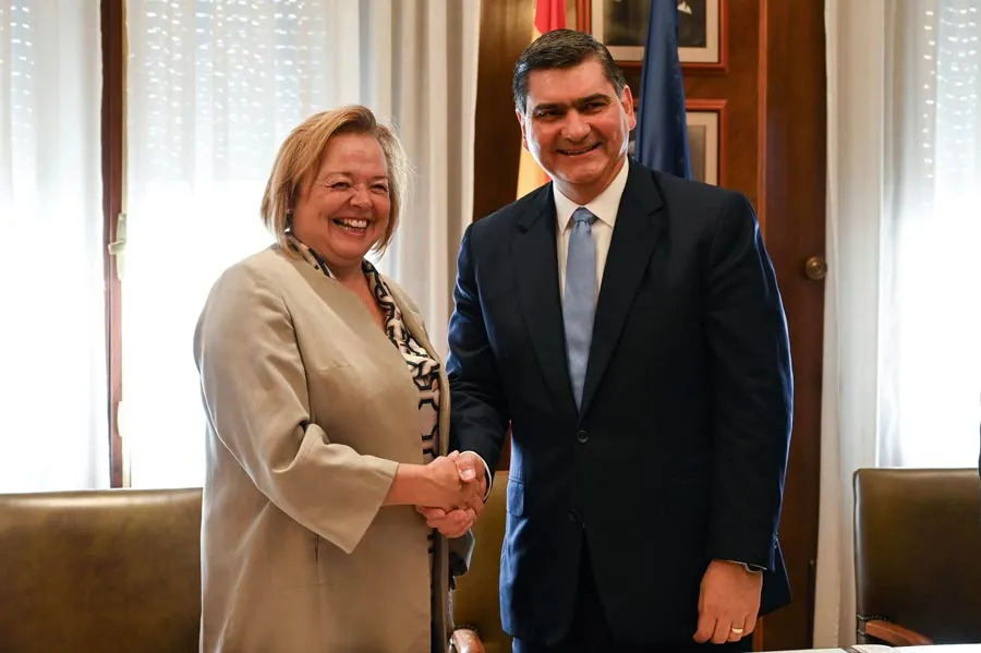 David Garza firm&oacute; el pacto en Espa&ntilde;a.