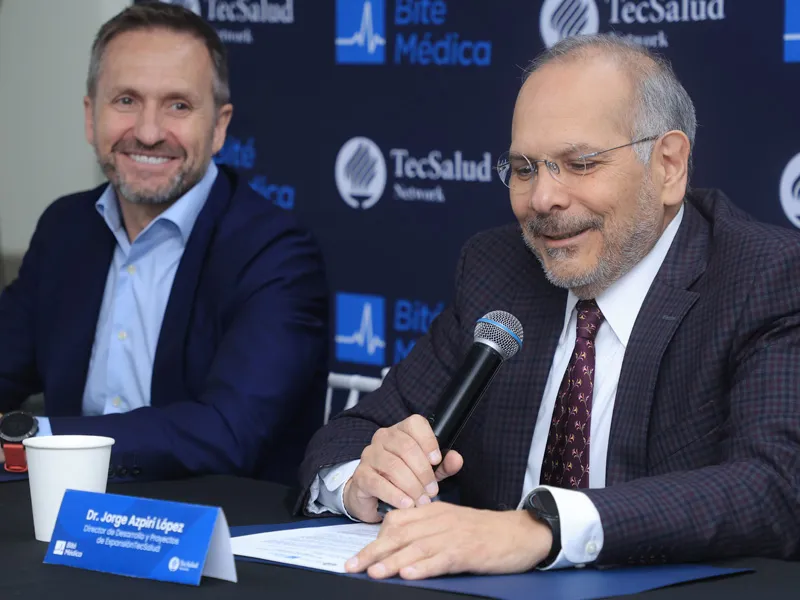Fernando Lled&oacute;, CEO de BUPA M&eacute;xico (izq.) y Jorge Azpiri L&oacute;pez, director de Desarrollo y Proyectos de Expansi&oacute;n de TecSalud (der.)