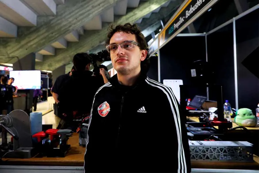 Hace un a&ntilde;o, Abiel regres&oacute; al equipo Botbusters como mentor.