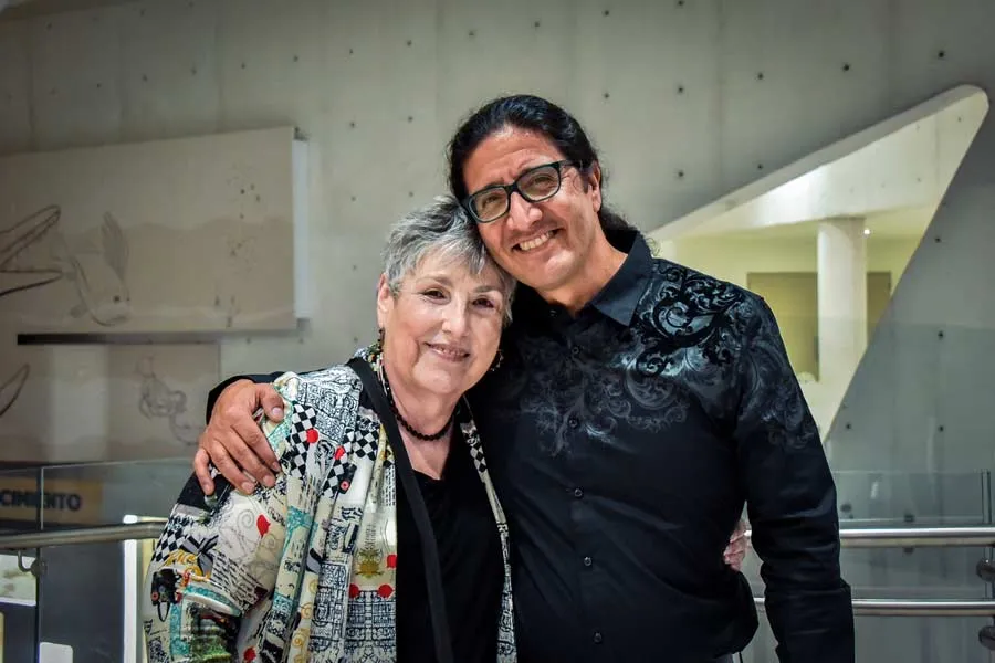 Durante la premier en Monterrey del documental Secretos del Universo el Dr. Calder&oacute;n se reencontr&oacute; con la profesora Silvia Mart&iacute;nez, quien le imparti&oacute; la materia de C&aacute;lculo en PrepaTec.