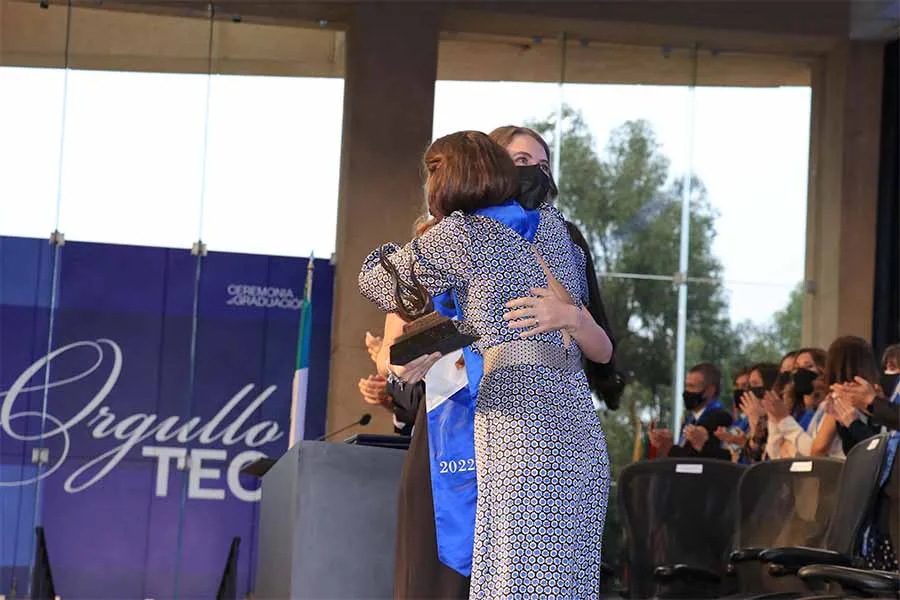 Egresada Tec, premiada por ser el promedio m&aacute;s alto de su generaci&oacute;n