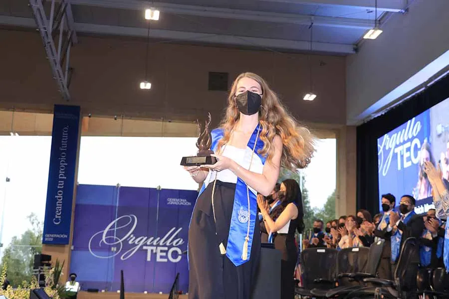Egresada Tec, premiada por ser el promedio m&aacute;s alto de su generaci&oacute;n