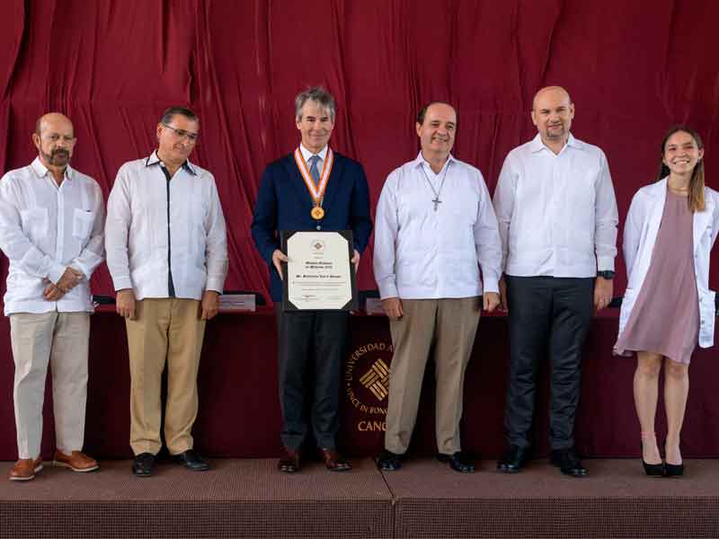 Foto grupal durante la entrega de medalla An&aacute;huac en Medicina 2022 a Guillermo Torre..