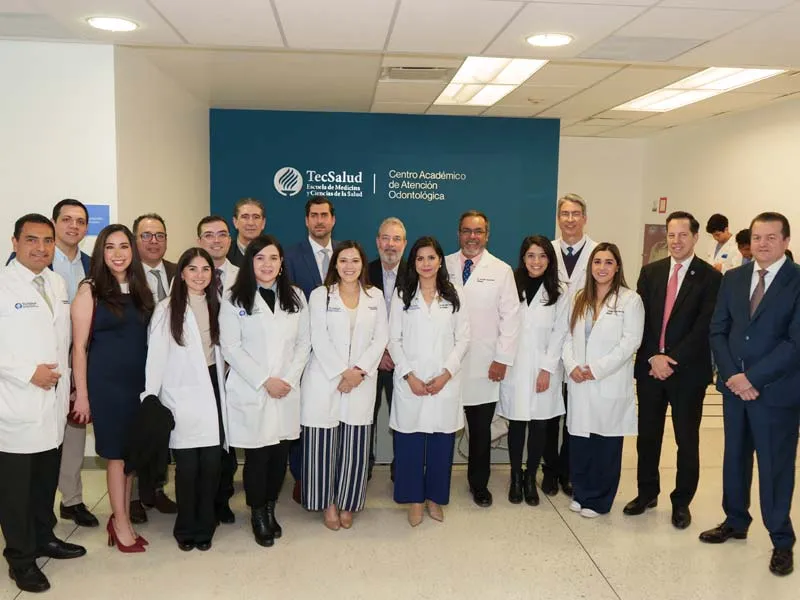 Equipo de especialistas que ofrecen atenci&oacute;n cl&iacute;nica en el Centro Acad&eacute;mico de Atenci&oacute;n Odontol&oacute;gica junto a directivos del Tec.