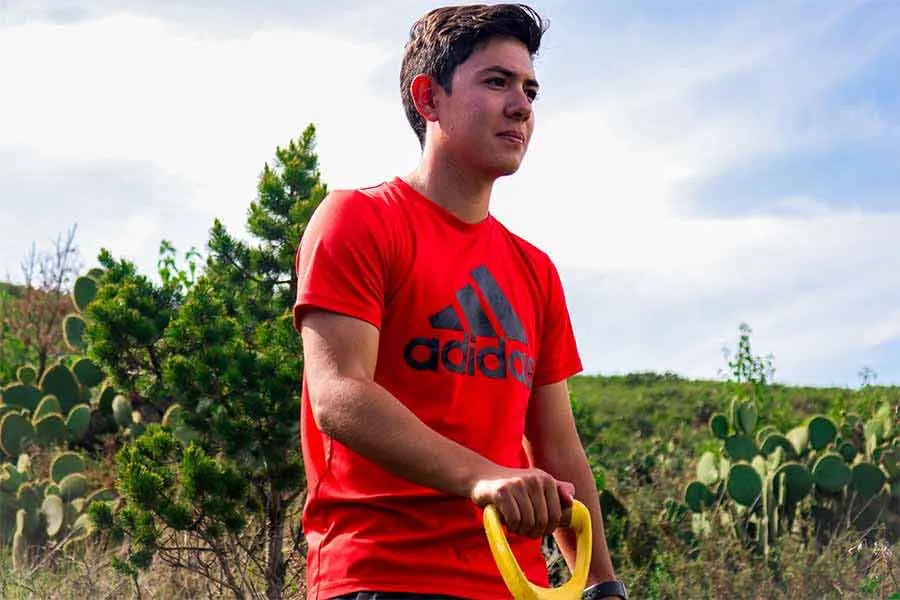 Integrante de MINERZ en la reforestaci&oacute;n de &aacute;rboles en el Ecoparque en Zacatecas