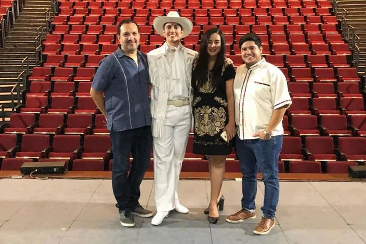 Foto Daniel de Le&oacute;n junto con sus profesores