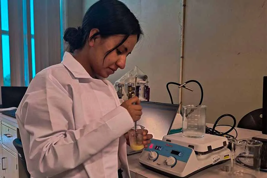 Estudiante busca un efecto anest&eacute;sico a trav&eacute;s de aceites esenciales