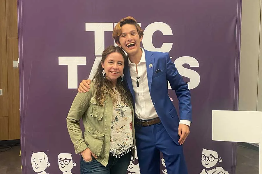 Gabriel con Marie Shanti, directora del programa Bicultural &nbsp;
