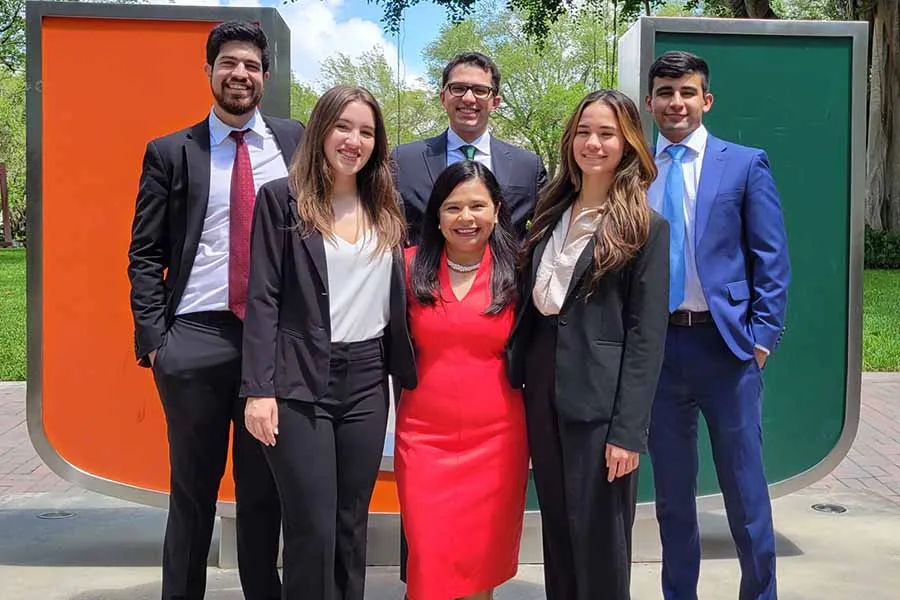 Gabriela Ger&oacute;n, ganadora del Premio Mujer Tec, con colegas de la Asociaci&oacute;n de Latinos Profesionales en Am&eacute;rica.