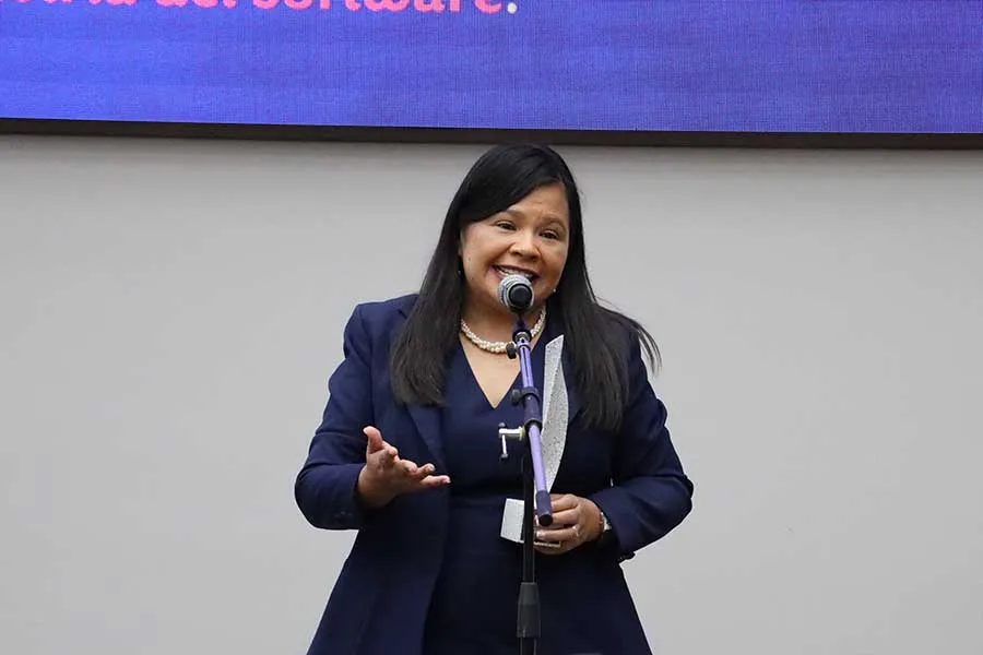 Gabriela Ger&oacute;n, ganadora del Premio Mujer Tec, en la ceremonia.