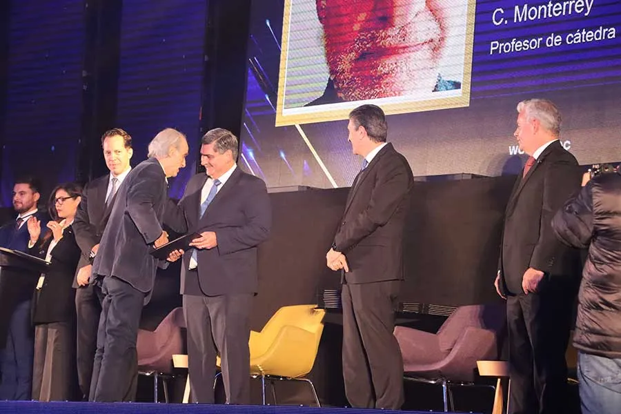 Eduardo P&eacute;rez fue reconocido por sus 45 a&ntilde;os de servicio a la Instituci&oacute;n en una nueva edici&oacute;n de la Ceremonia de Lealtad. 