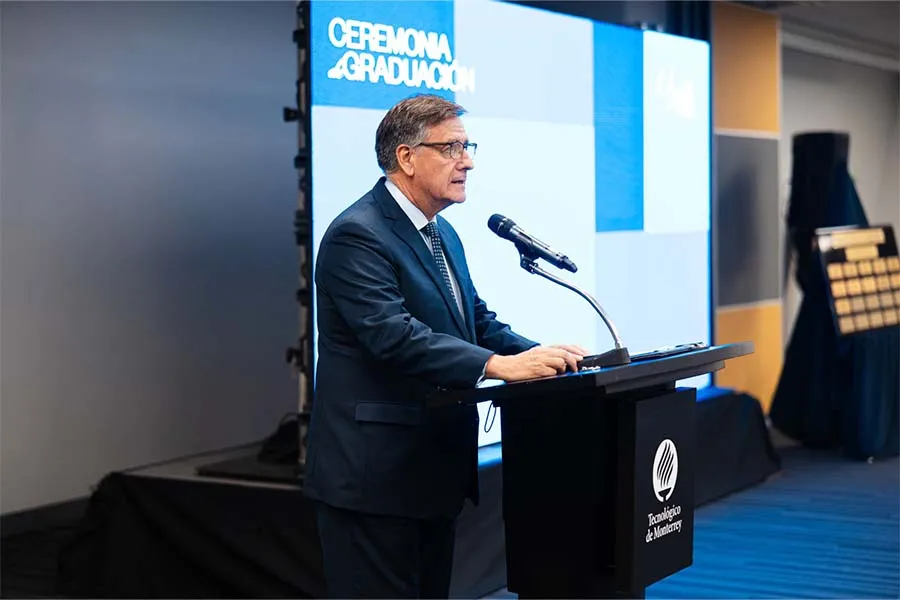 Ganador del Premio al M&eacute;rito EXATEC 2024 da mensaje a graduandos tras su reconocimiento