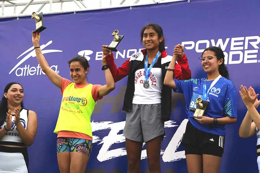 Scarlet Soto (en medio) estudiante de ITC y ganadora del primer lugar en categor&iacute;a 5k.